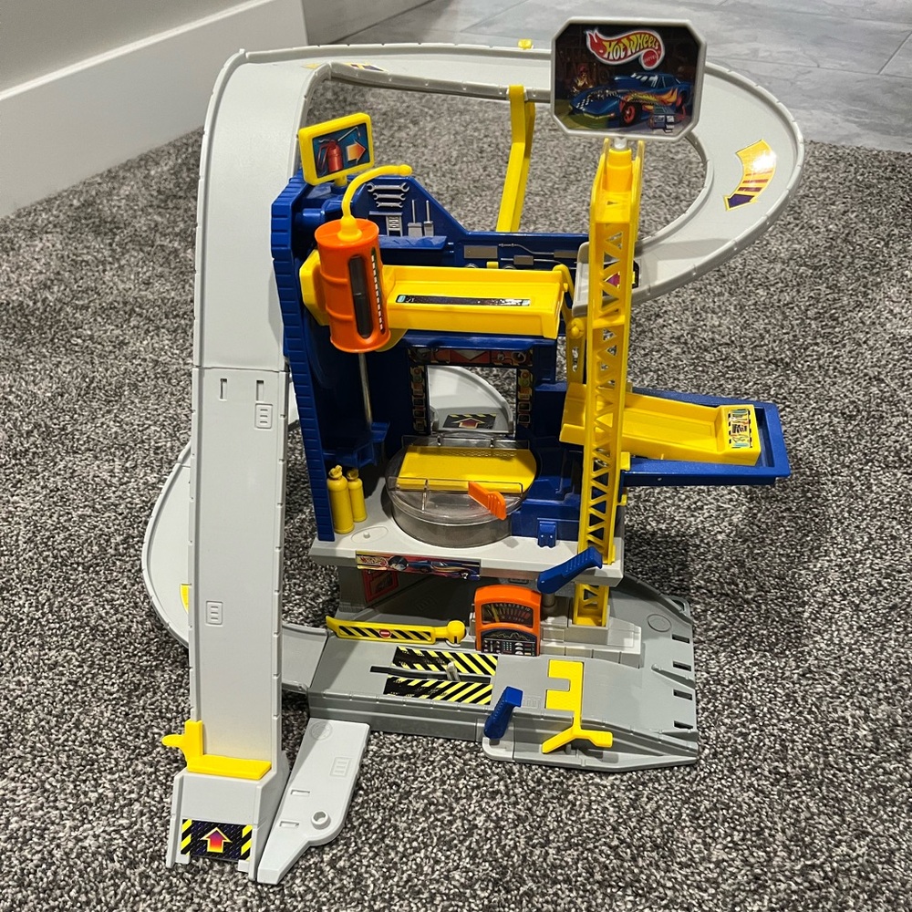 Mattel Hot Wheels 3 Station WORLD TUNE-UP SHOP Playset
